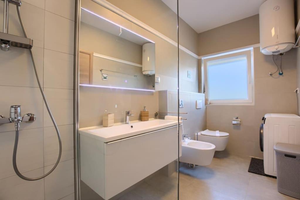 Apartment Sunrise Fuer 6 Personen In Pula-Stinjan Bagian luar foto