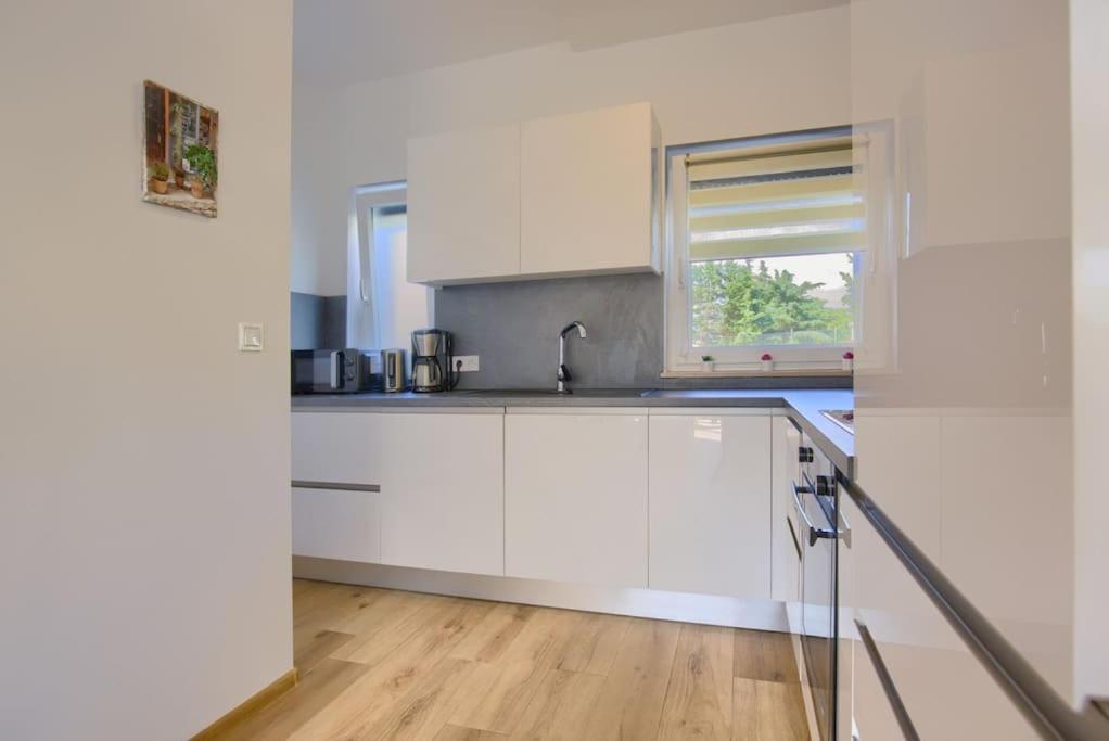Apartment Sunrise Fuer 6 Personen In Pula-Stinjan Bagian luar foto