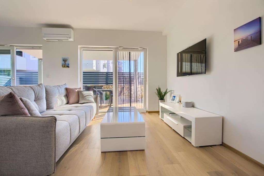 Apartment Sunrise Fuer 6 Personen In Pula-Stinjan Bagian luar foto