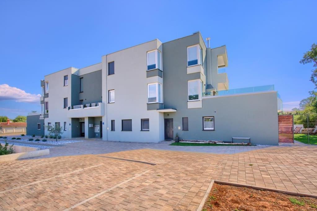Apartment Sunrise Fuer 6 Personen In Pula-Stinjan Bagian luar foto