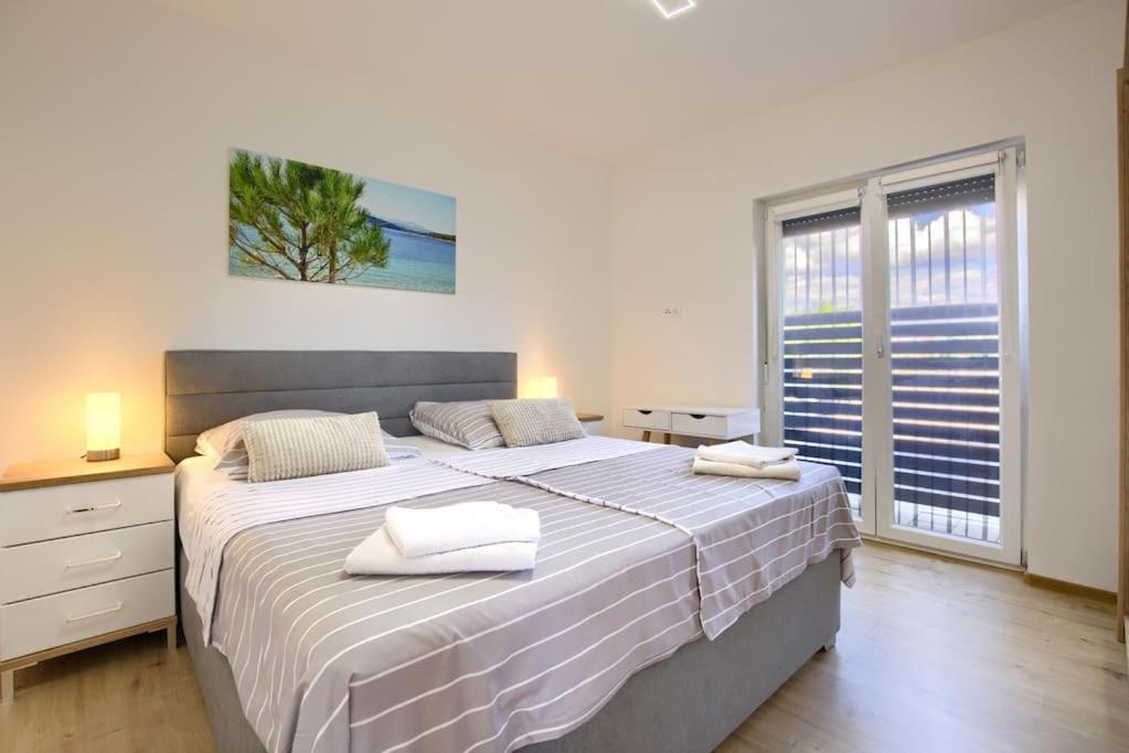 Apartment Sunrise Fuer 6 Personen In Pula-Stinjan Bagian luar foto