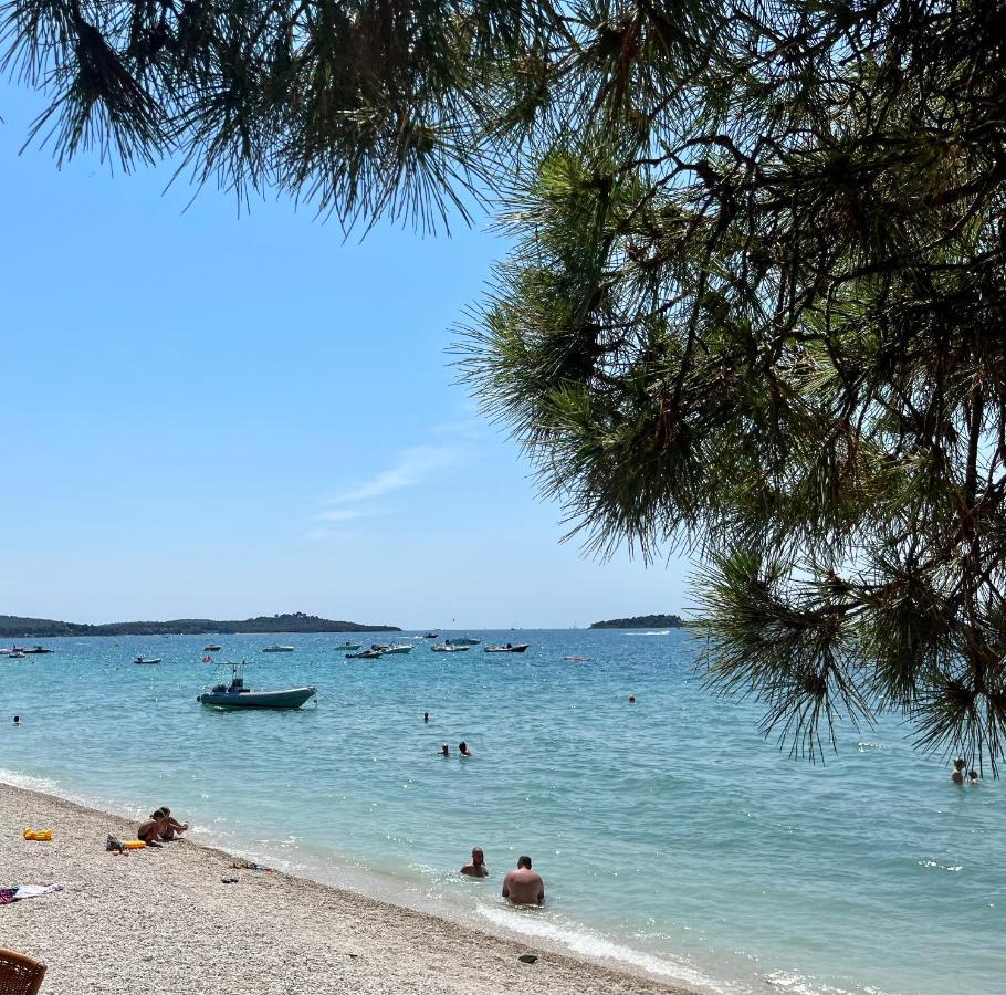 Apartment Sunrise Fuer 6 Personen In Pula-Stinjan Bagian luar foto