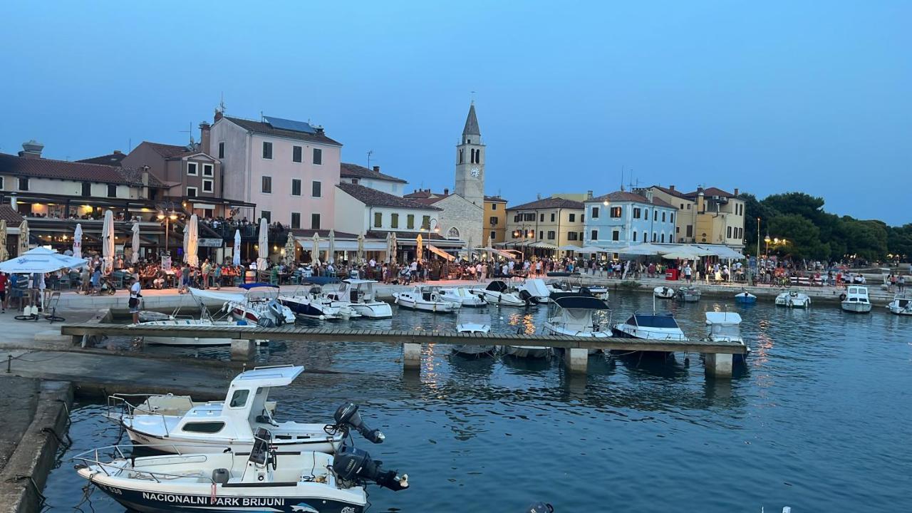 Apartment Sunrise Fuer 6 Personen In Pula-Stinjan Bagian luar foto